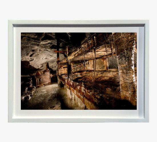 2014 Gruppo Adamello, Corno di Cavento, brande con paglia e stufa all’interno della galleria
